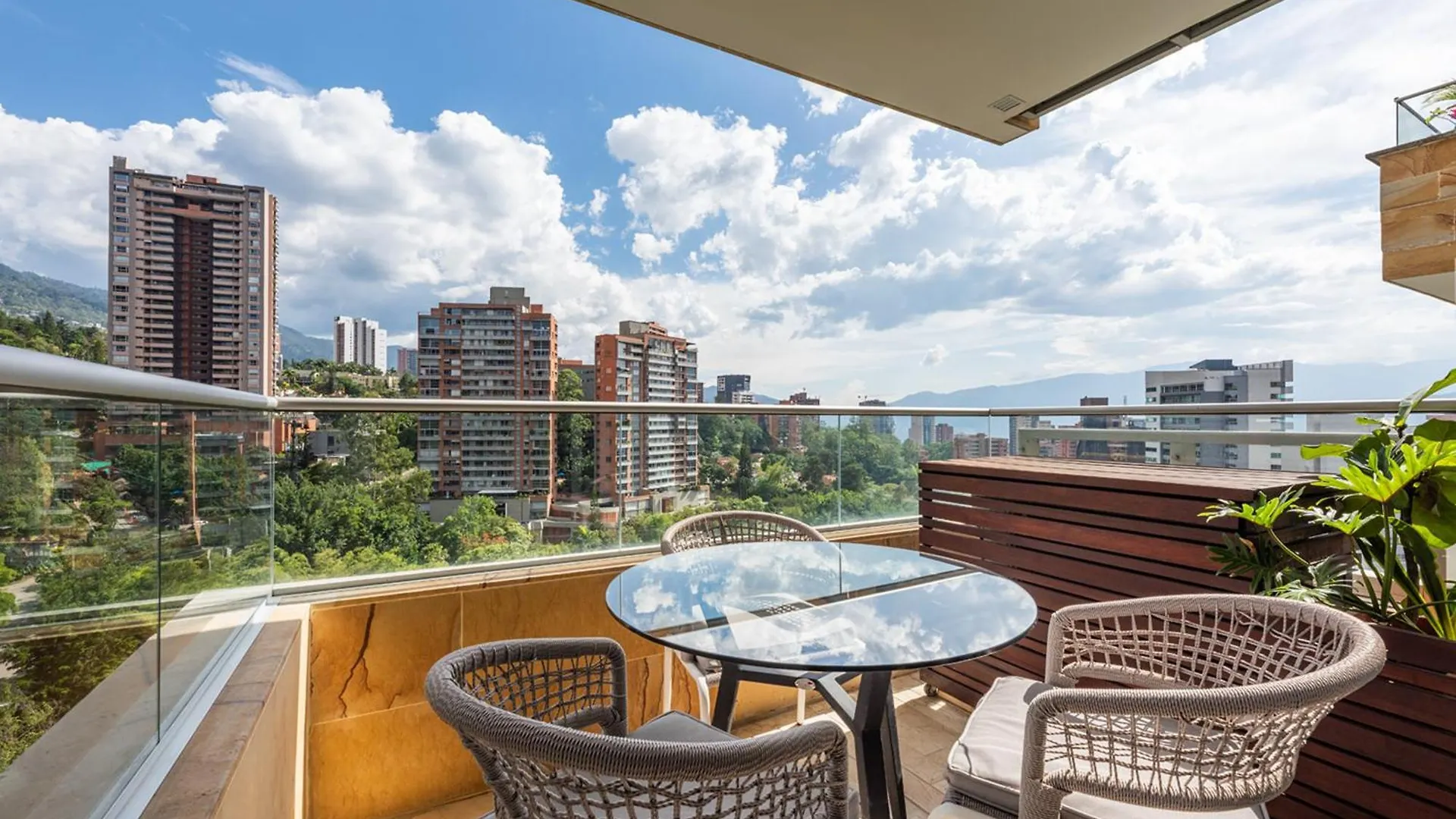Estelar La Torre Suites Medellín 5*,